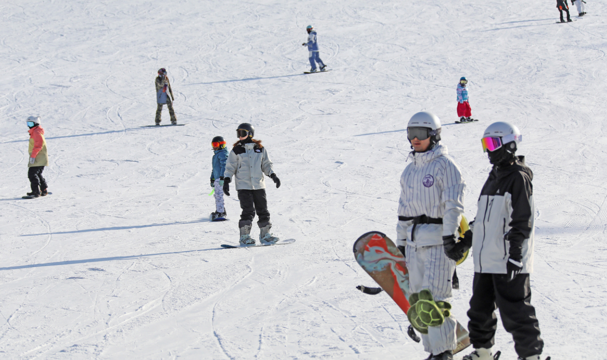 “冷资源”加速释放“热效应”新雪季张家口冰雪旅游“热辣滚烫”(图3)