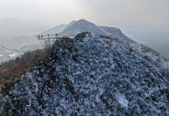 “安徽庐江寨基山迎来新年首场降雪壮美雪景激