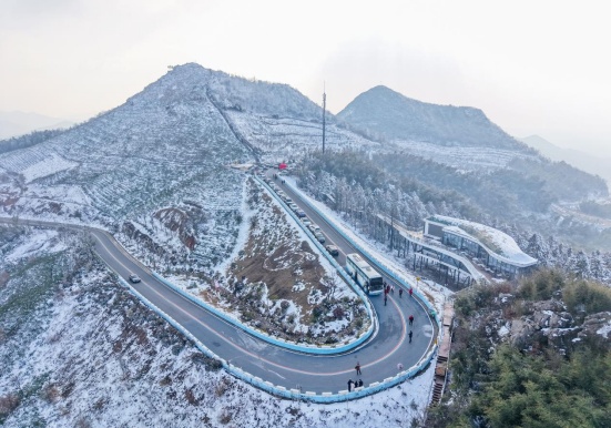 安徽庐江寨基山迎来新年首场降雪壮美雪景激活冬季旅游(图2)